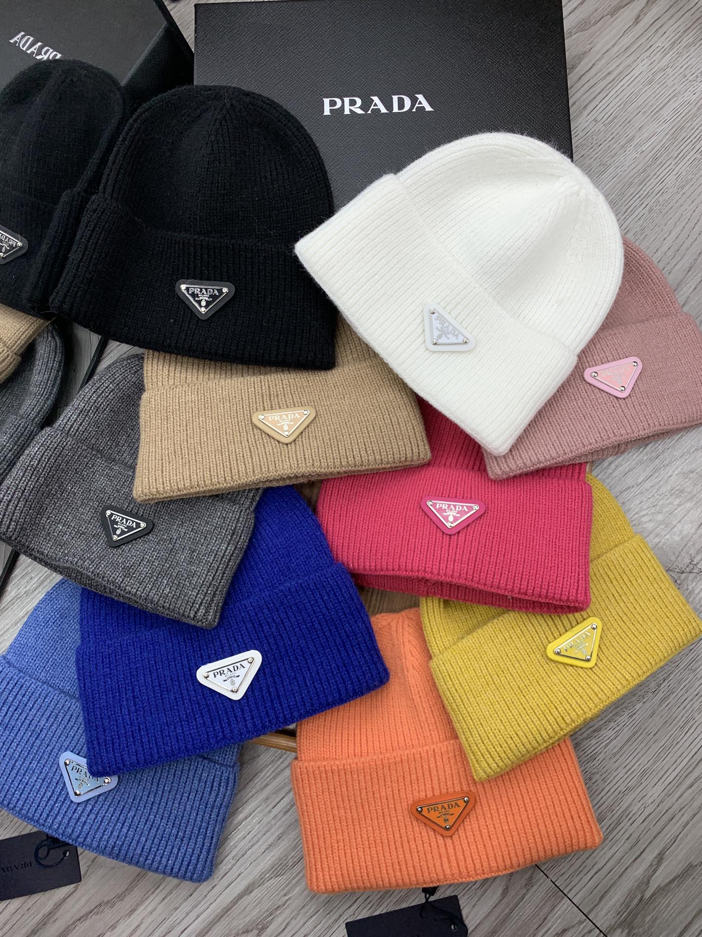 PRADA BEANIIE HAT IN CARROT ORANGE WOOL 335036