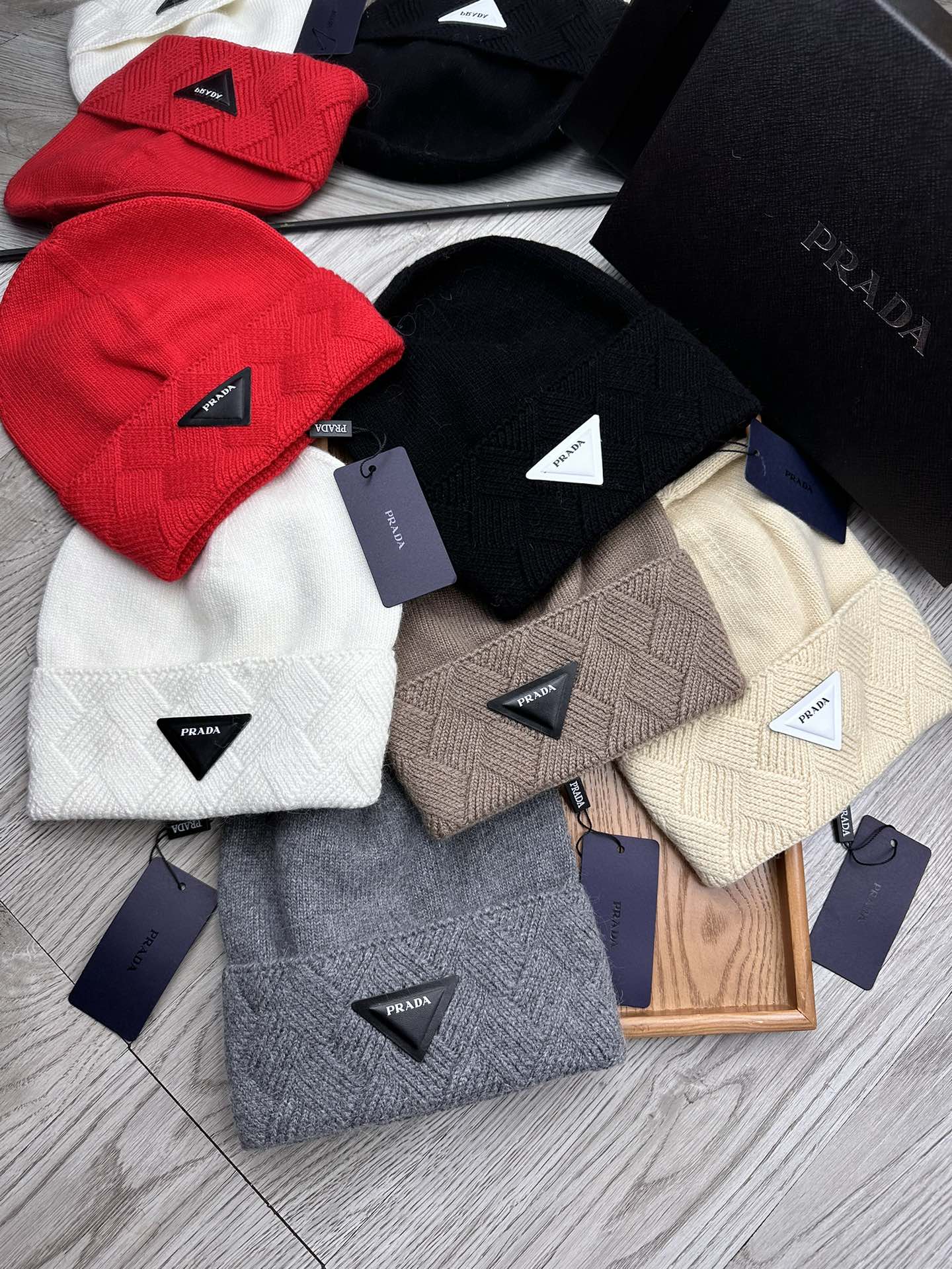 PRADA BEANIE HAT IN CHERRY RED WOOL AND RABBIT FUR 436398