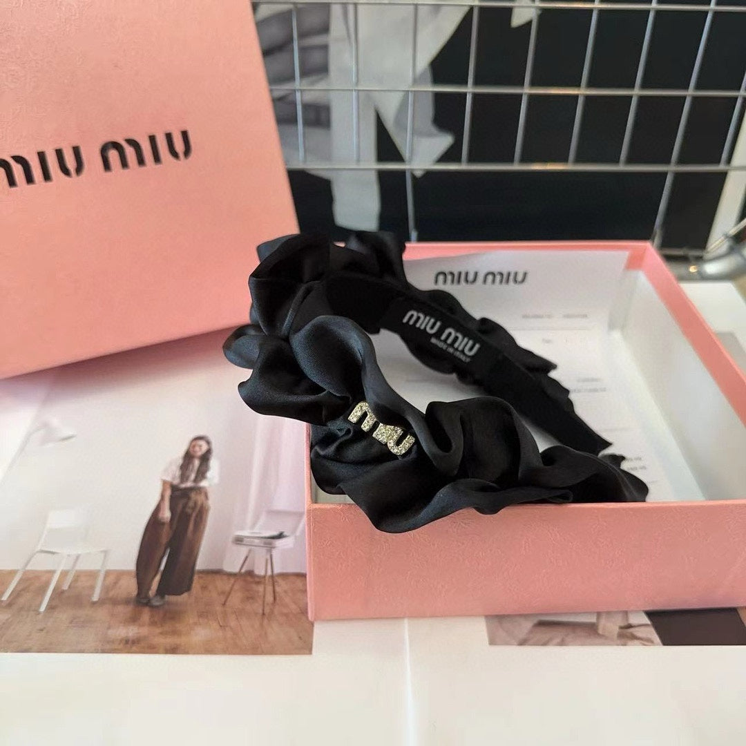 CRYSTAL LOGO HEADBAND IN BLACK WRINKLED SILK 412522
