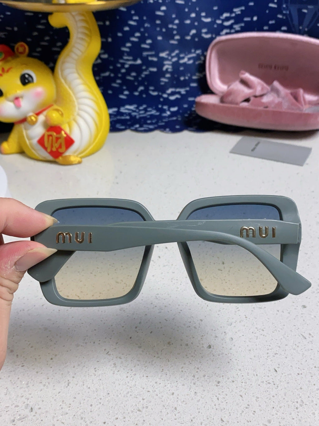 RUNWAY SQUARE SUNGLASSES 563197 IN TAN BLUE ACETATE